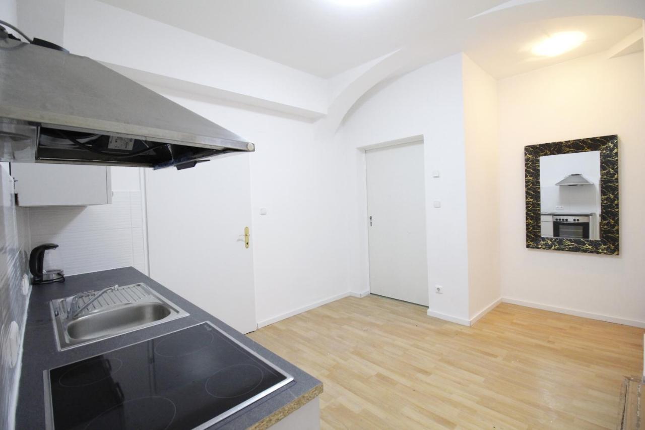 Comfort Triple Room Th Wina Bagian luar foto