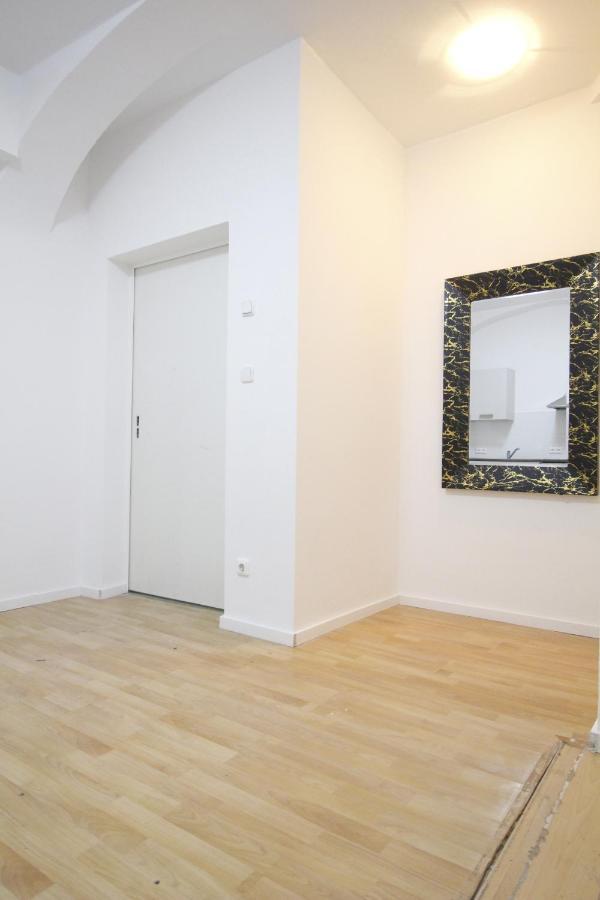 Comfort Triple Room Th Wina Bagian luar foto