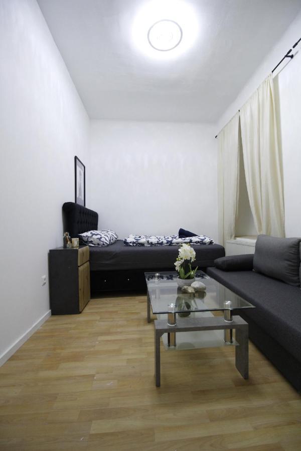 Comfort Triple Room Th Wina Bagian luar foto